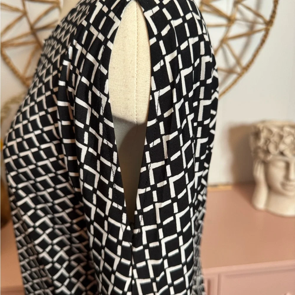 Chico's easywear size‎ 0-small Black and White Patterned cold shoulder Blouse